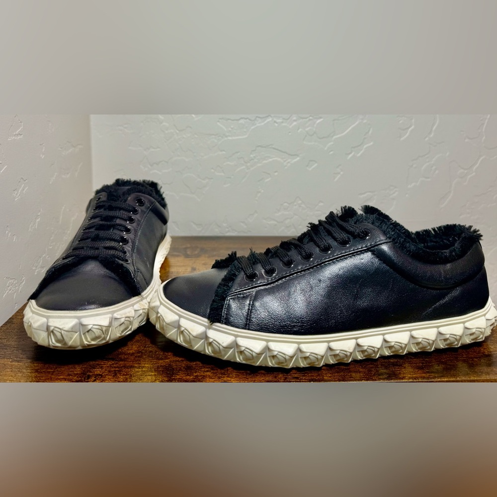 Stuart Weitzman Blk Fringe Leather Sneakers. Women's Size 6.5